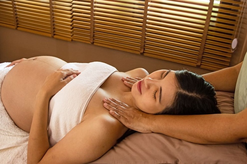 Nên massage cho mẹ bầu thật nhẹ nhàng