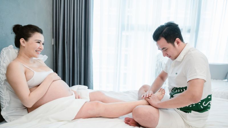 Nên tập trung massage chân để tránh phù nề chuột rút khi mang thai