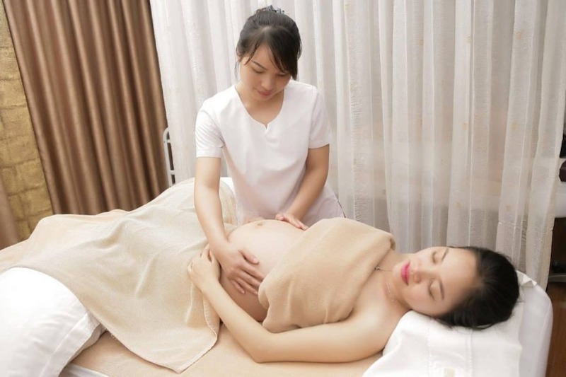 Mẹ bầu có thể đi massage bằng đá nóng nhưng nên tham vấn ý kiến bác sĩ trước đó