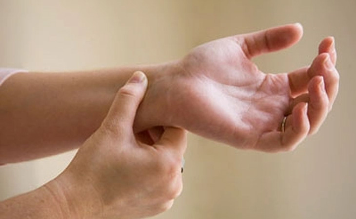 Bấm huyệt nội quan để tăng cường khí huyết