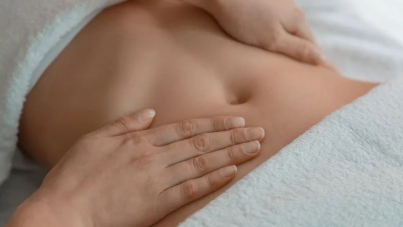 Kéo căng thân dưới giúp làm giảm mỡ bụng dưới