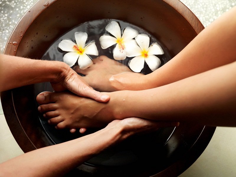 Ngâm chân với nước ấm để thư giãn cơ thể trước khi massage