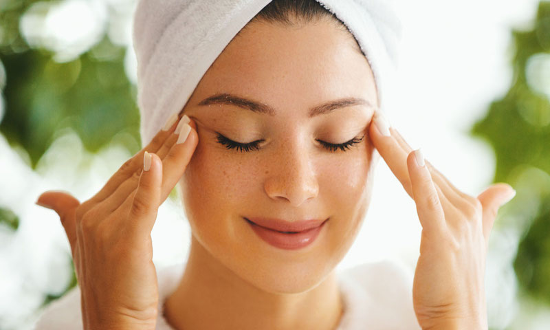 Lưu ý rửa sạch tay trước khi massage mặt