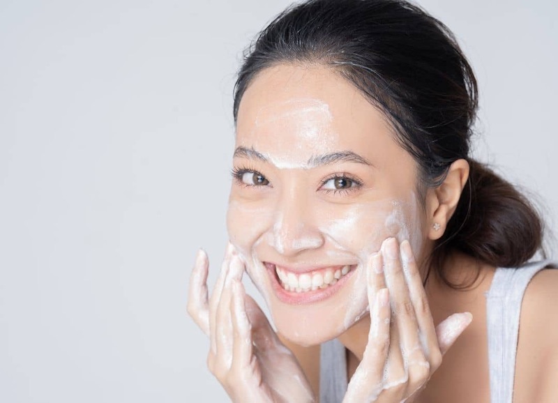Rửa sạch mặt trước khi massage