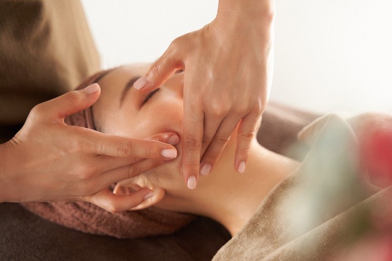 Tập trung matxa theo hướng từ dưới lên trên để giảm bớt nếp nhăn