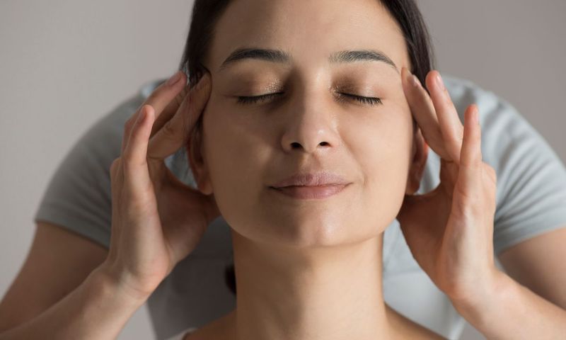 Khi kết hợp với việc xoa bóp các vị trí huyệt đạo khác sẽ giúp cải thiện tình hình sức khoẻ đáng kể