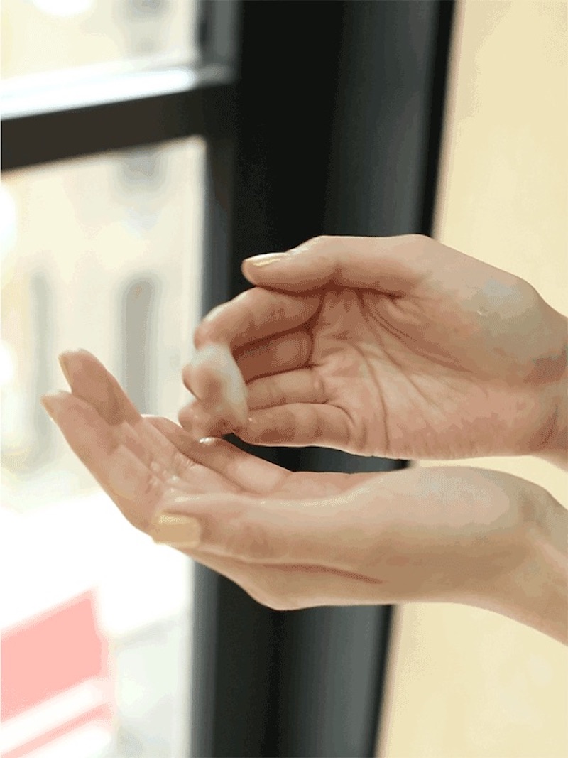 Trộn đều hỗn hợp và chà nhẹ lòng bàn tay để làm nóng