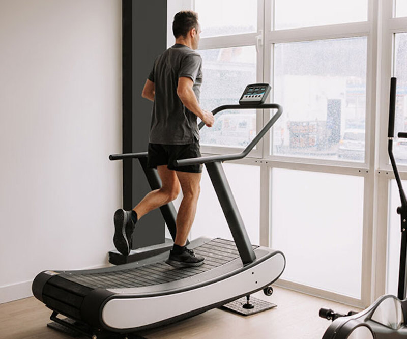 Máy chạy bộ không dùng điện là thiết bị được nhiều người yêu thích
