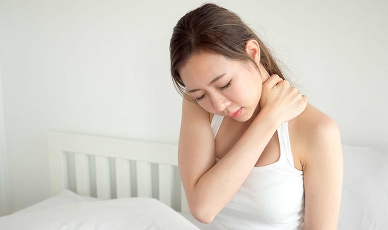 Duy trì tư thế nằm suốt đêm có thể gây tê mỏi