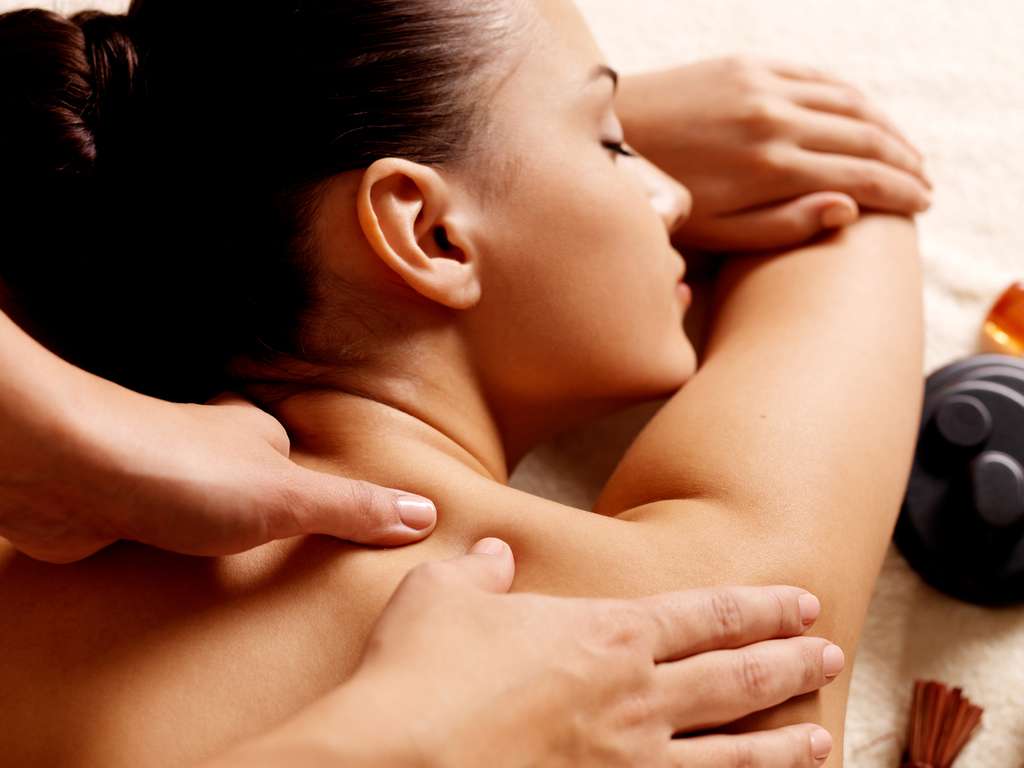 Xoa bóp nhẹ nhàng giúp giảm co cứng cơ