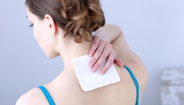 Sử dụng miếng dán giảm đau nhanh và hiệu quả