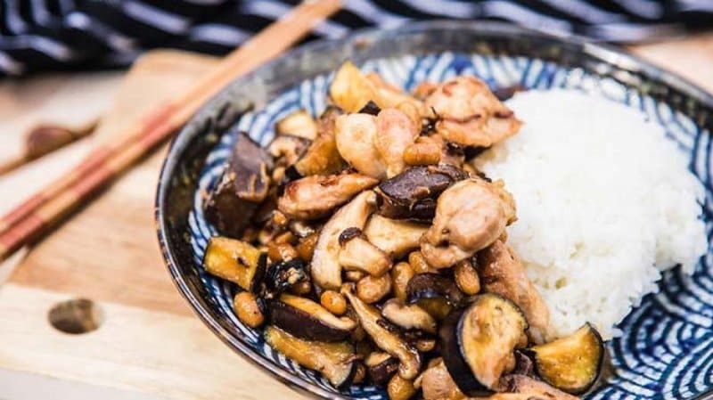 Gà xào nấm hương ăn kèm cơm nóng