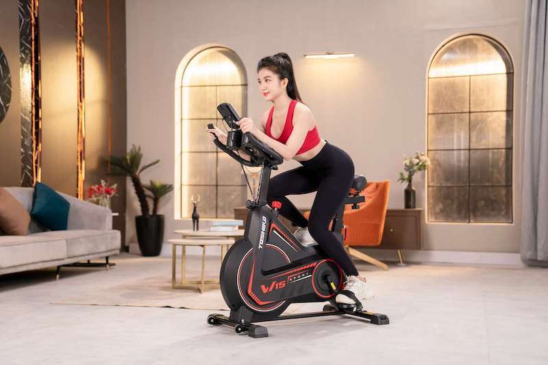 Đạp xe đạp thể thao trong nhà giúp cải thiện số đo vòng 3