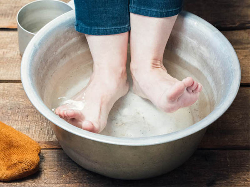 Không nên dùng nước quá nóng để ngâm chân