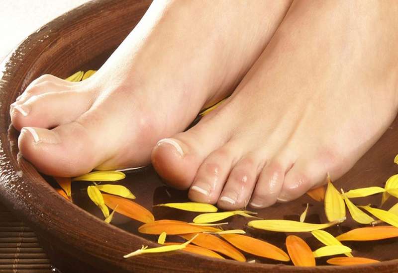 Pha nước muối ngâm chân vừa nhanh vừa tiện lợi