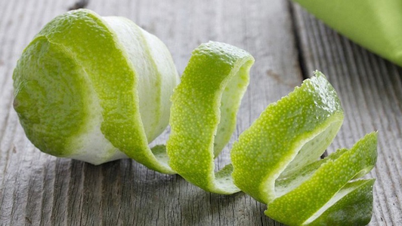 Vỏ bưởi là nguyên liệu quen thuộc trong căn bếp của nhiều gia đình