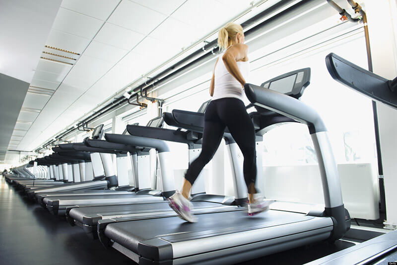 Tập luyện cùng máy đi bộ mang lại sức khỏe dẻo dai cho người cao tuổi