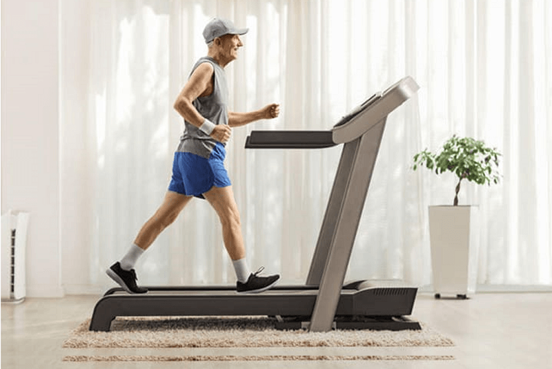 Người cao tuổi sử dụng máy tập đi bộ là sự lựa chọn không thể hoàn hảo hơn