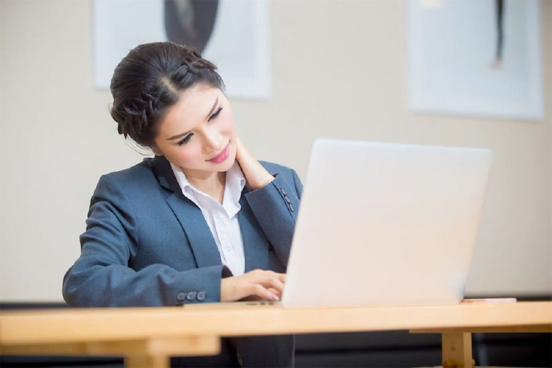 Ngồi sai tư thế có thể gây ảnh hưởng xấu đến sức khỏe xương khớp
