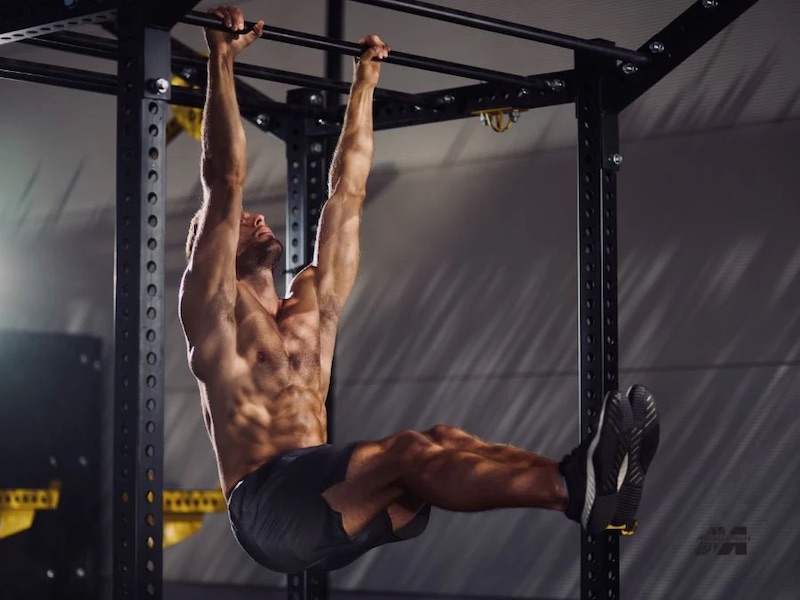 Hanging Leg Raise nâng cao hiệu quả đốt mỡ với các dụng cụ tại phòng tập