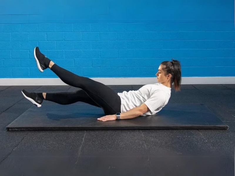 Đá chân cắt kéo nâng cao sức bền và cải thiện cơ bụng