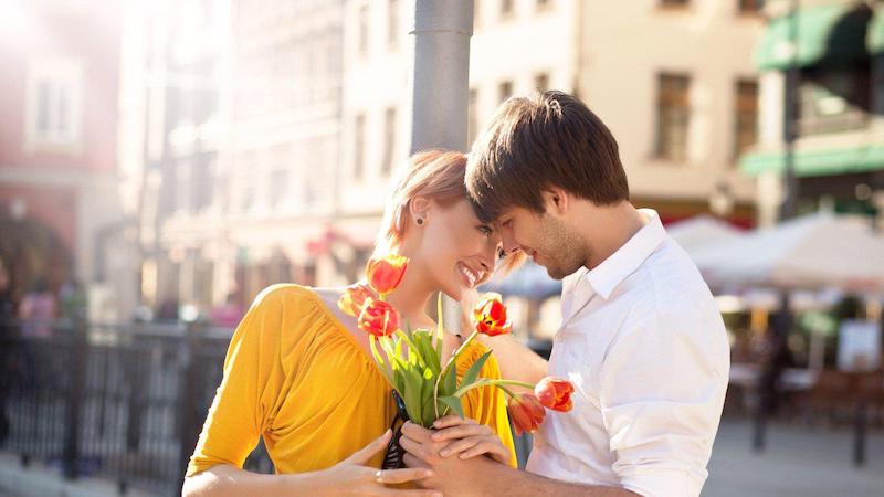 Hoa tươi là món quà kinh điển nhưng không bao giờ mất tác dụng