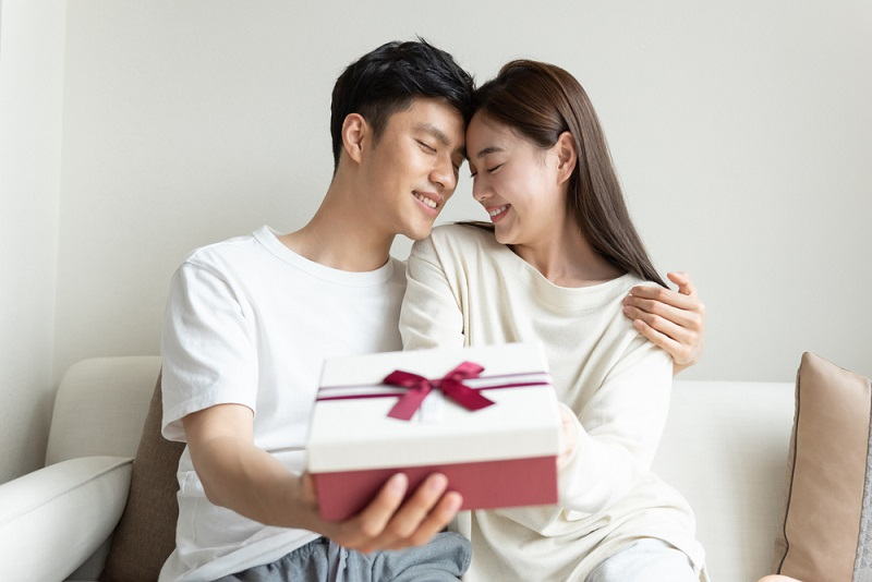 Tặng quà 8/3 cho bạn gái nên chú trọng tính bất ngờ và cảm xúc