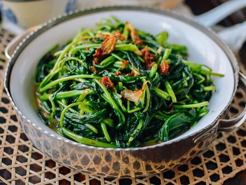 Rau chân vịt xào tỏi là món ăn ngon và dễ chế biến