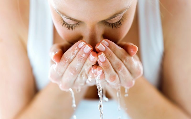 Không nên dùng dầu ô liu để rửa mặt hàng ngày