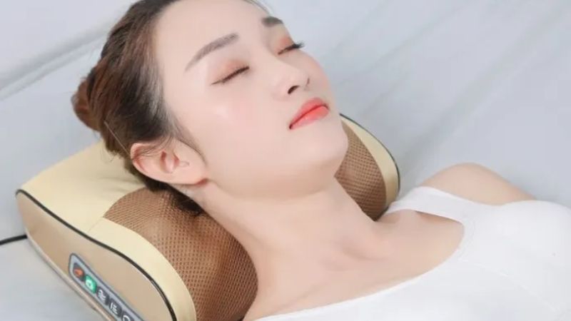 Đặt gối đúng vị trí cần massage
