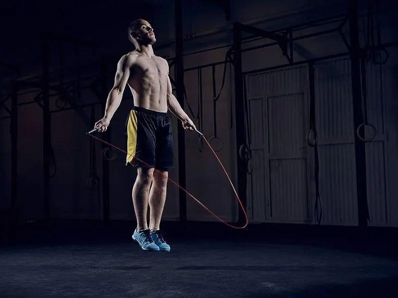 Khởi động làm nóng cơ và khớp trước khi bắt đầu bài tập