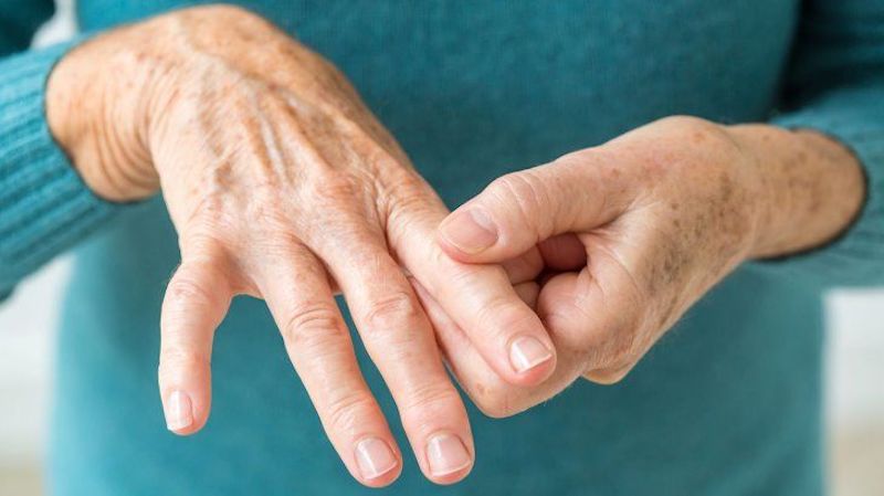 Tê chân tay gây ra nhiều phiền toái cho người mắc phải