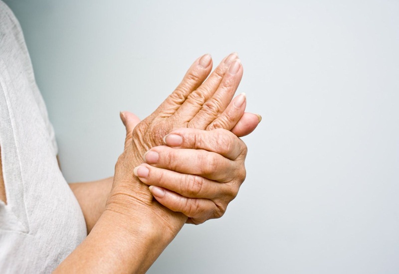 Tê bì chân tay có thể là biểu hiện của một số bệnh lý nguy hiểm