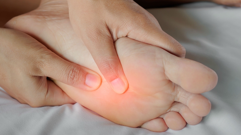 Tê bì chân tay gây ra cảm giác khó chịu