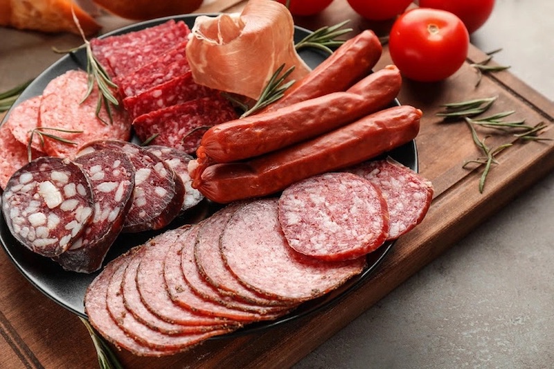 Hạn chế các loại thức ăn nhiều muối như xúc xích, thịt xông khói