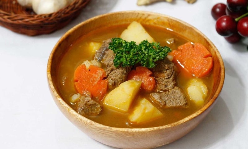 Thịt bò nấu cùng khoai tây và cà rốt
