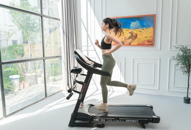 Máy chạy bộ tiếng Anh là Treadmill