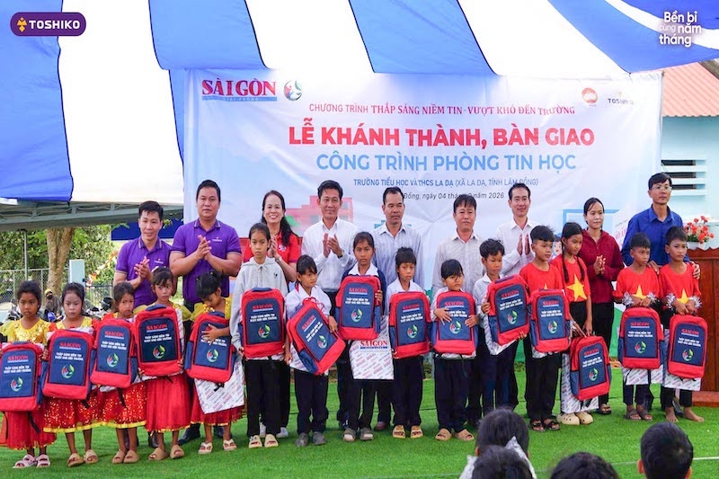 Đại diện Toshiko thăm hỏi trao quà
