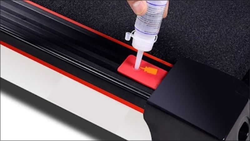 Nên tra dầu máy chạy bộ định kỳ để máy hoạt động trơn tru
