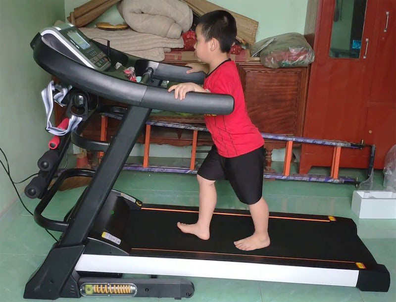 Kiểm soát tốc độ chạy trên máy chạy bộ của trẻ em dựa trên độ tuổi và thể trạng