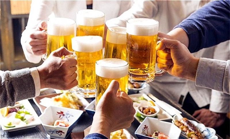 Uống rượu bia nhiều dễ gây nháy mắt phải