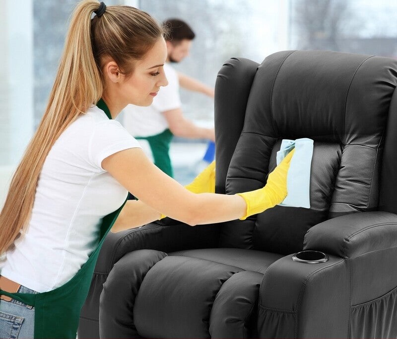 Dùng chất tẩy rửa chuyên dụng để làm sạch ghế matxa