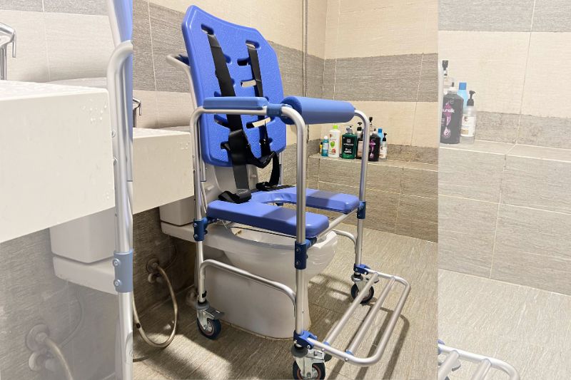 Chọn loại xe đẩy bồn cầu để phục vụ bệnh nhân đi vệ sinh nhanh chóng