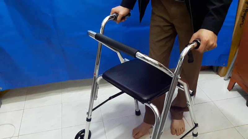 Xe đẩy tập đi giúp người cao tuổi tự chủ hơn trong sinh hoạt