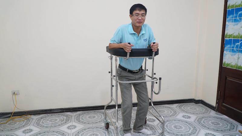 Khung tập đi có bánh xe