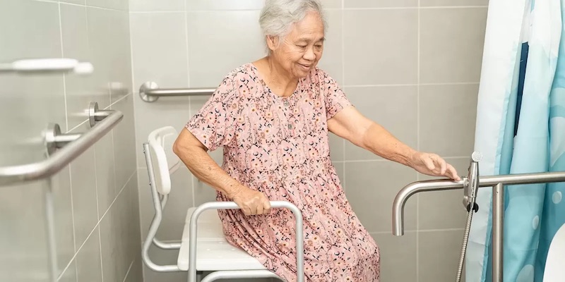 Xe đẩy người bệnh đi tắm giúp đơn giản hóa các sinh hoạt hàng ngày