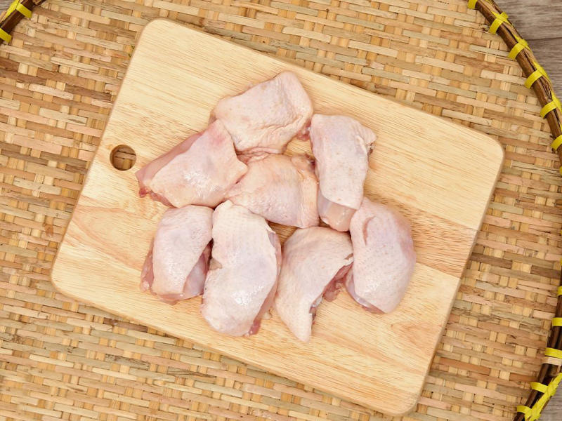 100g đùi gà sống sẽ có khoảng 120 calo