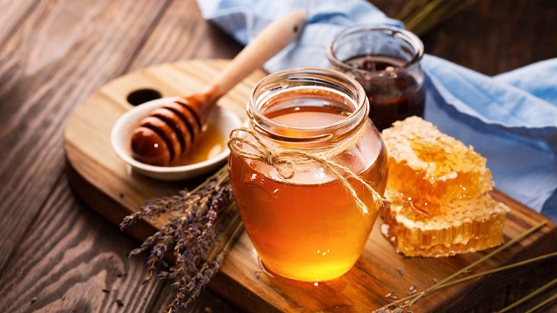 Mật ong pha nước ấm là một trong những cách uống mật ong phổ biến được nhiều người áp dụng