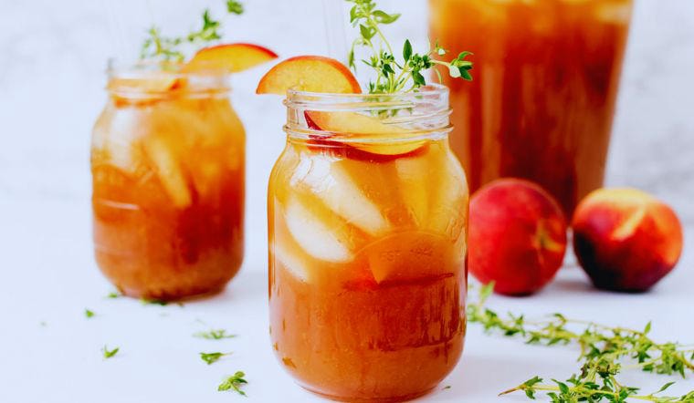 Trà đào uống lạnh là thức uống giải khát được nhiều người yêu thích
