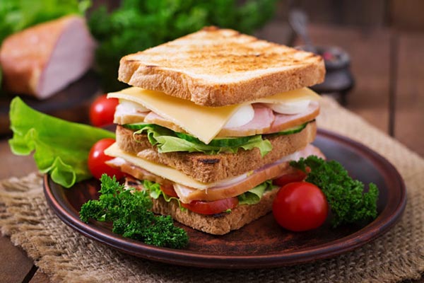 Ăn bánh mì buổi tối có béo không